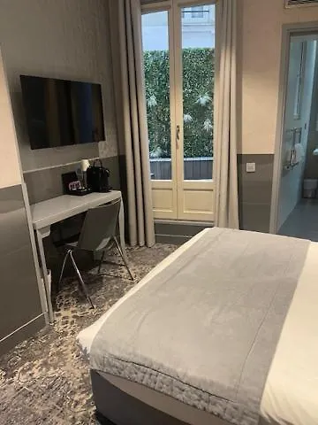 Отель L'adresse 3*